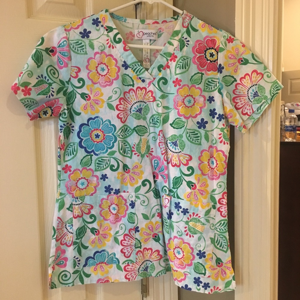 Flowered scrub top, EUC